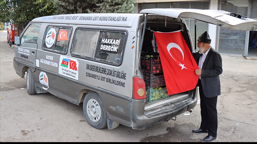 "Elmacı Dede" Denizli'de yetiştirdiği elmaları Çobanbey'deki Mehmetçik için getirdi