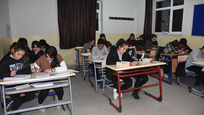 Uludere'de öğretmenlerden gönüllü akşam eğitimi