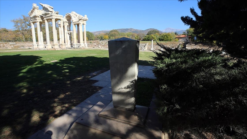Mezarı Afrodisias Antik Kenti’nde olan arkeolog: Kenan Erim