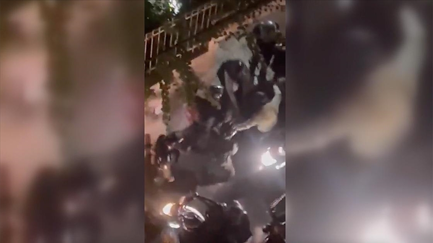 İran'da polisin bir göstericiyi darbettiği ve ateş ettiği görüntü tepkilere yol açtı