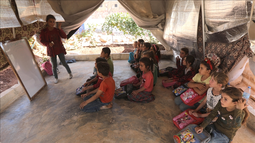 Afrin, 10-vjeçarja siriane ua mëson shkrim-leximin bashkëmoshatarëve të saj