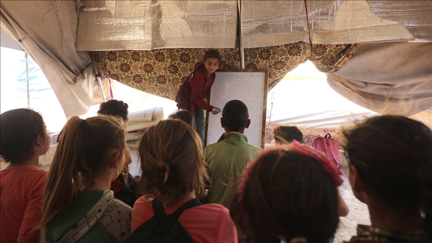 Syrian girl takes up role of teacher in absence of school in refugee camp