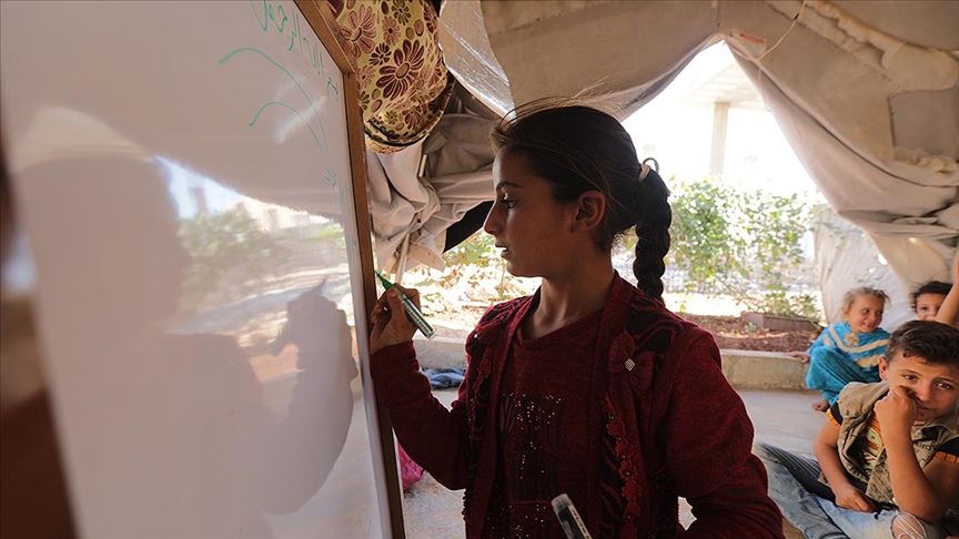 Suriyeli küçük kız, sınıfa çevirdiği çadırında yaşıtlarını geleceğe hazırlıyor