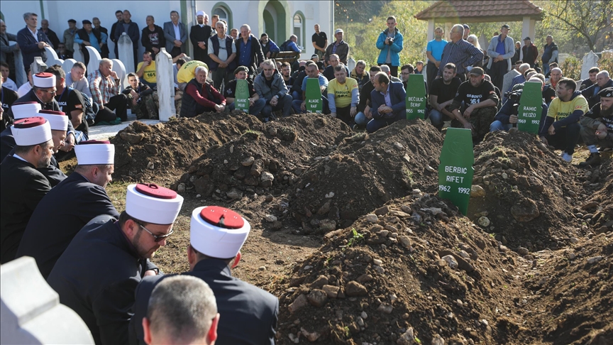 Varrosen mbetjet mortore të 8 viktimave të luftës në Bosnjë e Hercegovinë