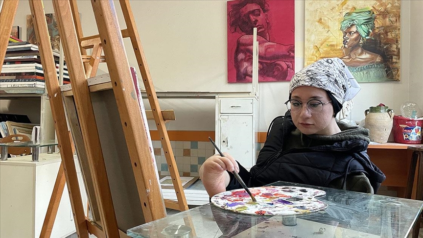 Üniversiteli Ayşe resimlerini ayağıyla değil, protez kollarıyla çizmek istiyor