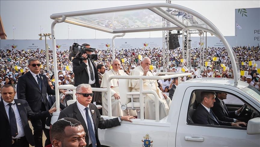 Le pape François préside sa première messe au Bahreïn en présence de 28 mille personnes