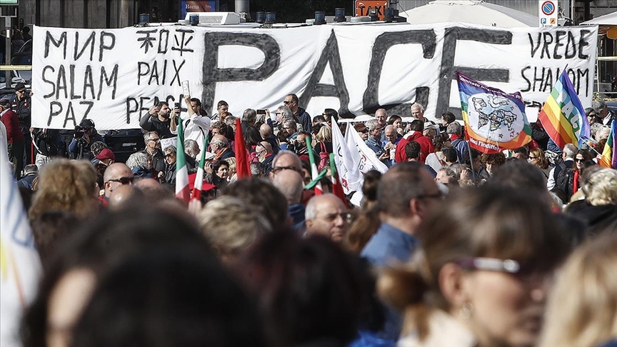 In migliaia manifestano per la “pace” in Italia