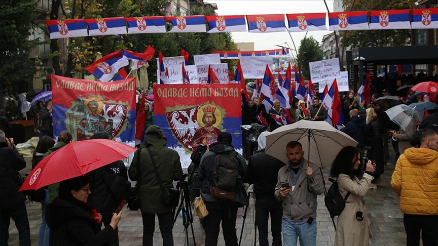 Kosovë, qytetarët serbë protestojnë në qendër të Mitrovicës së Veriut