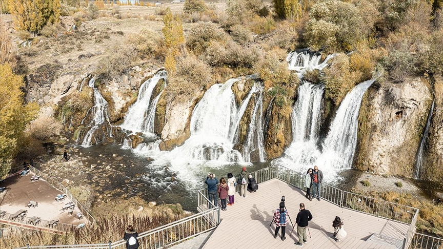 Muradiye Şelalesi bugünlerde fotoğraf tutkunlarının gözdesi oldu