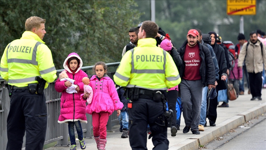 Berlin vows to take in thousands of refugees from Italy