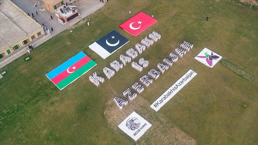 Pakistan'da yüzlerce kişi bir araya gelerek "Karabağ Azerbaycan'dır" yazısı oluşturdu