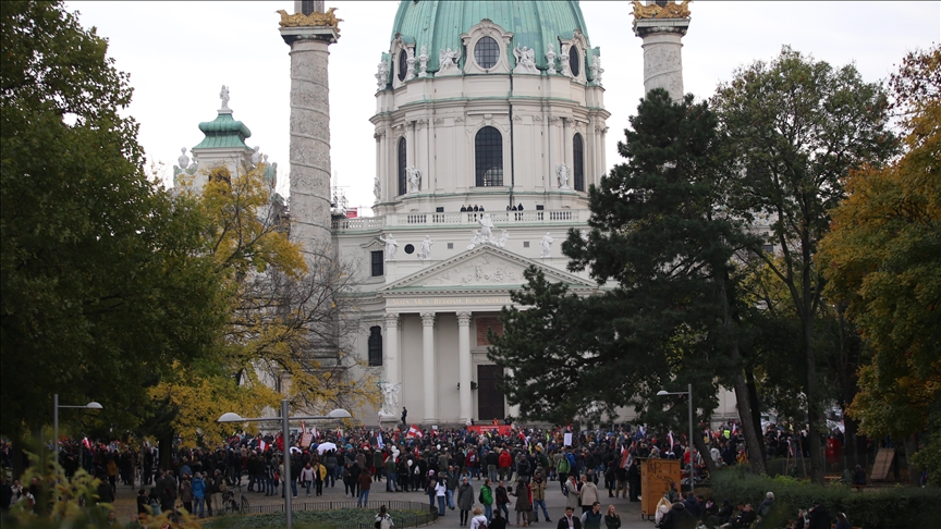 Education workers protest in Austrian capital for higher wages
