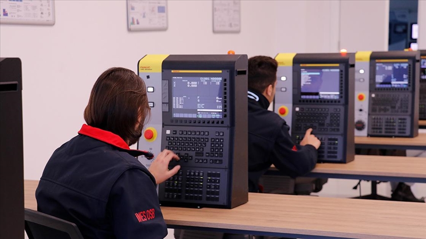 Sanayinin ihtiyaç duyduğu kalifiye elemanlar Kocaeli'deki Mükemmeliyet Merkezi'nde yetişiyor