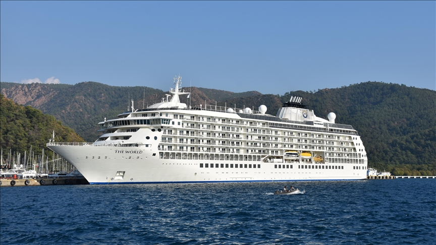 Lüks gemi "The World", 182 yolcusuyla Marmaris'e geldi