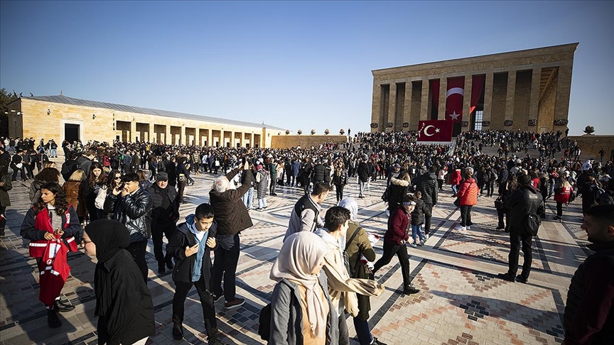 Anıtkabir'e ziyaretçi akını 