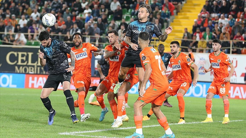 Alanyaspor-Adana Demirspor maçında gol yok