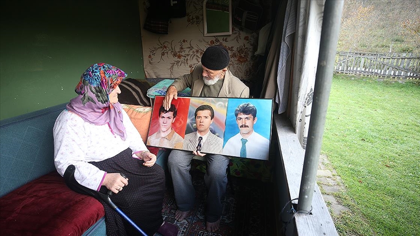 Depremde 3 oğlunu kaybeden çiftin 23 yıllık evlat acısı 