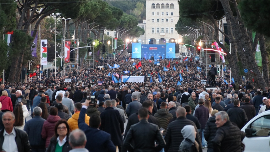 Arnavutluk'ta hükümet karşıtı gösteri düzenlendi
