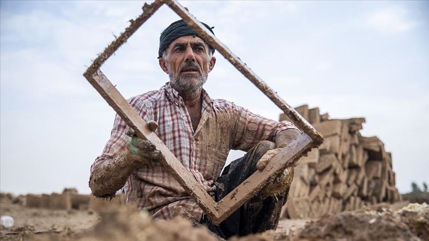Iraklı duvar ustası, yarım asırdır kerpiç evleri yaşatmaya çalışıyor