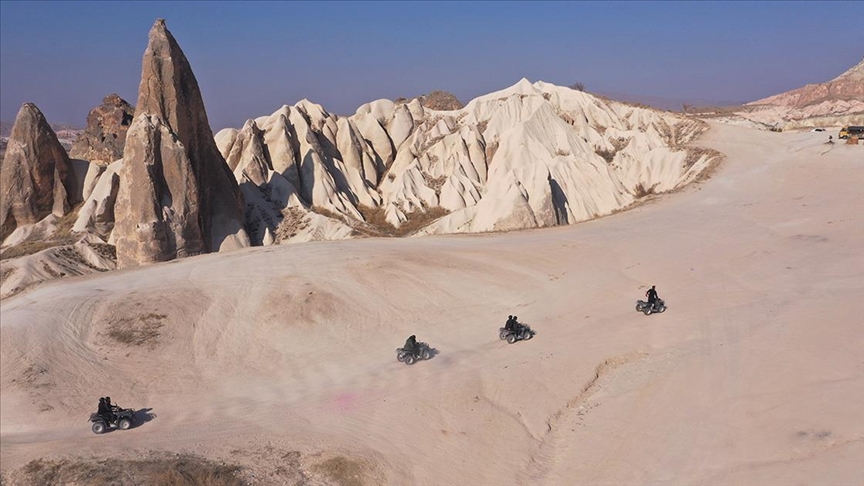 Nevşehir peribacaları ve kaplıcalarıyla ara tatilde de turist çekiyor