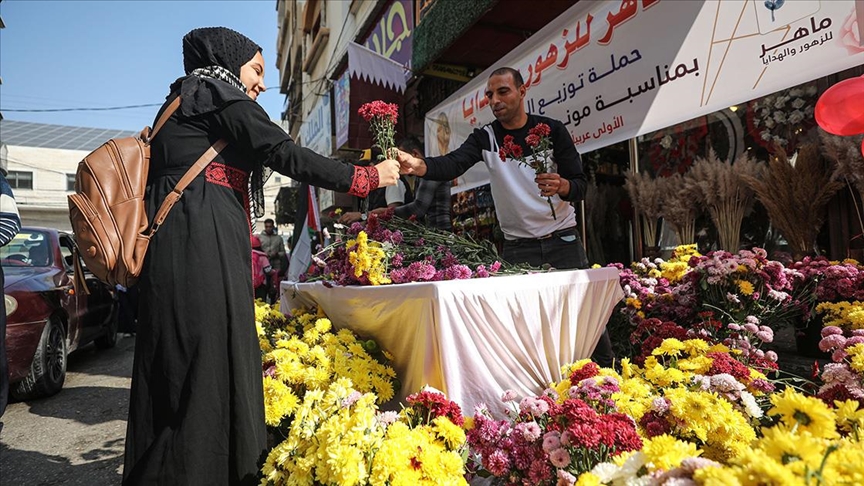 فلسطيني يوزّع ورودا ابتهاجا باستضافة قطر لمونديال 2022