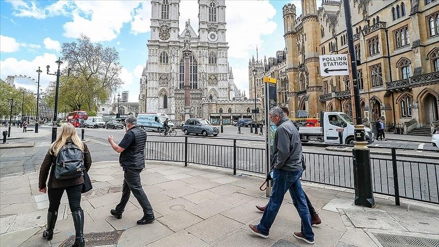 Велика Британија: Паметни тротоари ја претвораат силата на чекорите во електрична енергија