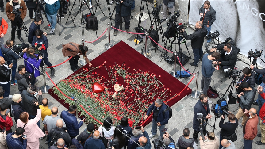 أتراك وسياح يضعون الزهور مكان التفجير الإرهابي في إسطنبول