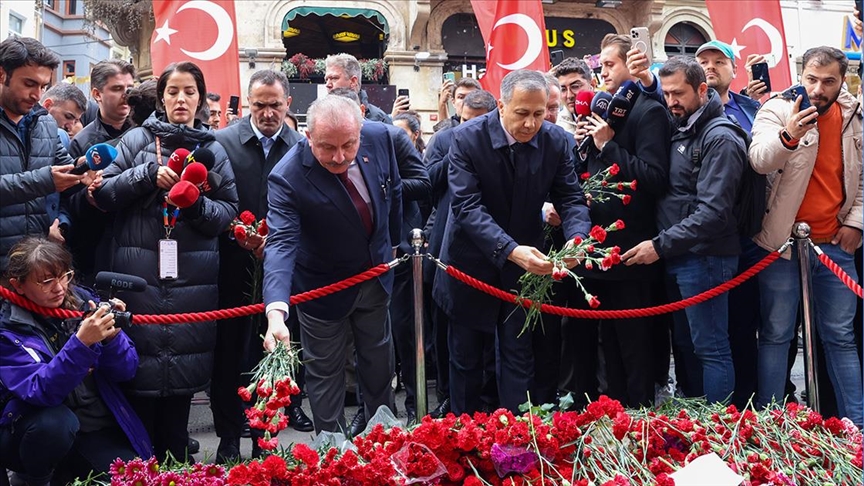رئيس البرلمان التركي ووالي إسطنبول يضعان الزهور في موقع التفجير