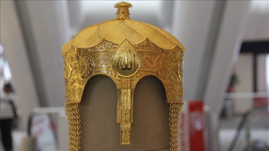 Sultan Alparslan'ın miğferinin altından yapılan kopyası Hatay'da sergilenmeye başlandı