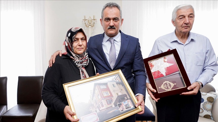 Bakan Özer'den, terör saldırısında hayatını kaybeden öğretmen Özsoy ve kızının ailesine taziye ziyareti