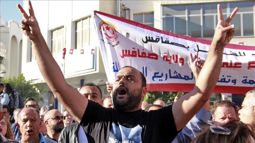تونسيون يحتجون على تفاقم أزمة النفايات في صفاقس
