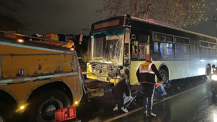 Üsküdar'da yağış nedeniyle kayganlaşan yolda direğe çarpan İETT otobüsü hasar gördü