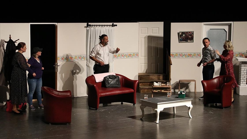 Mali müşavirler iş stresini sahnede atıyor