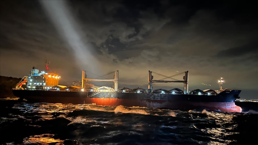 إنقاذ سفينة بضائع بعد جنوحها قبالة جزيرة "باليكجي" بإسطنبول