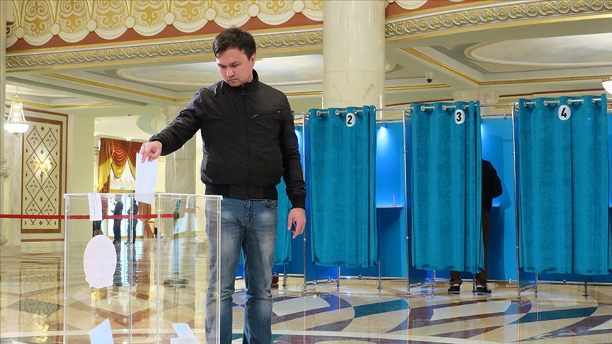 Kazakistan, referandumla değiştirilen sistemin ilk cumhurbaşkanını seçmek için sandık başına gidiyor