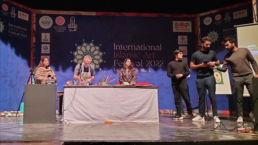 Pakistan'da İslam Sanatları Festivali'nde Türk ebru sanatı tanıtıldı