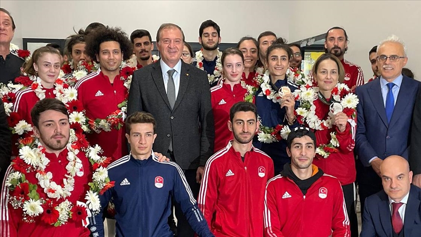 Dünya Tekvando Şampiyonası'nda 2 madalya kazanan Türk Milli Takımı yurda döndü