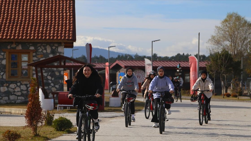 Üniversiteliler sınav yorgunluğunu gençlik kampında atıyor