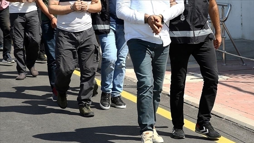 Bursa'da sanatçı Eşref Kolçak'ın aracını çalmak isteyen 3 kişi tutuklandı