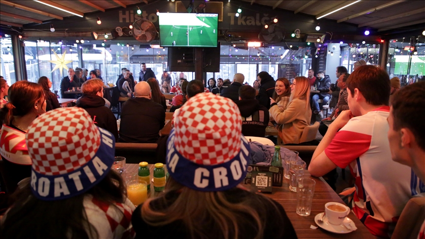 Zagreb: Bez organizovanog gledanja utakmice, mladi u kafićima prate "vatrene"