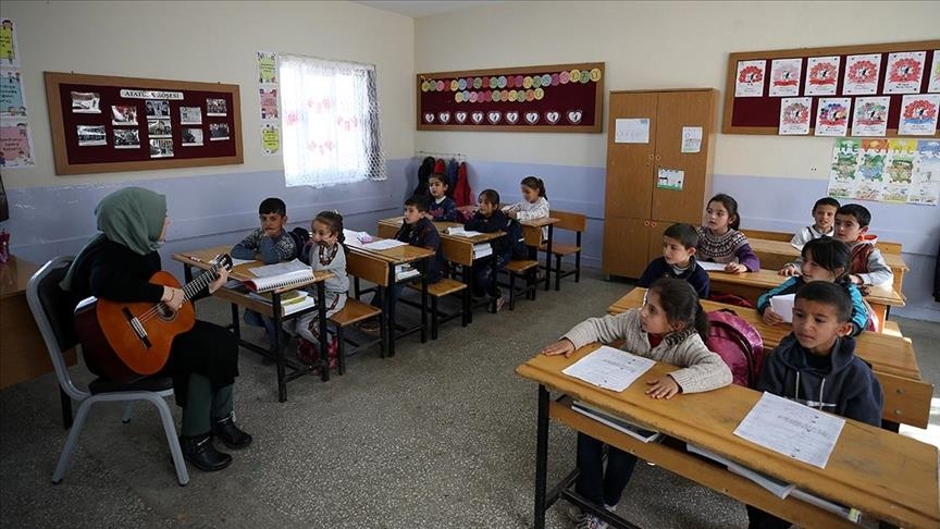 Mamosteyên li gundên Mûşê bi şahiyan dilê xwendekaran xweş dikin