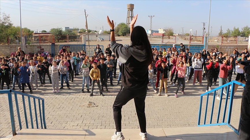Şırnak'ta öğrenciler ders öncesi müzik eşliğinde spor yapıyor