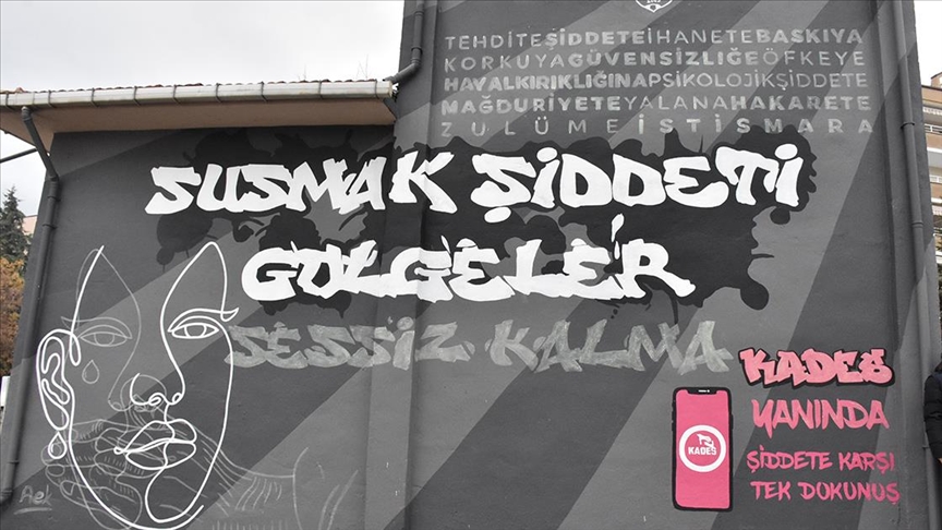 Trafo duvarına grafiti yaparak kadına yönelik şiddete dikkati çektiler
