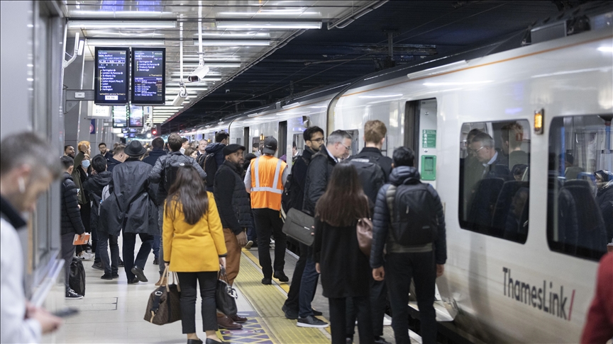 İngiltere'de tren yolu çalışanlarının grev kararı hükümeti endişelendiriyor
