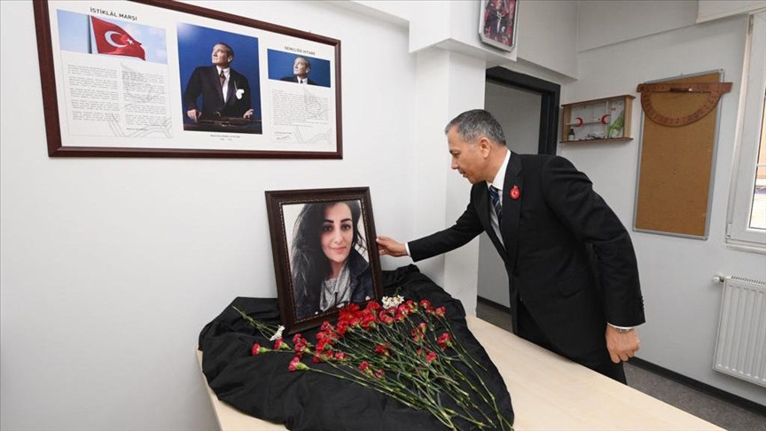 İstanbul Valisi Yerlikaya, şehit öğretmen Arzu Özsoy'u görev yaptığı okulda andı 