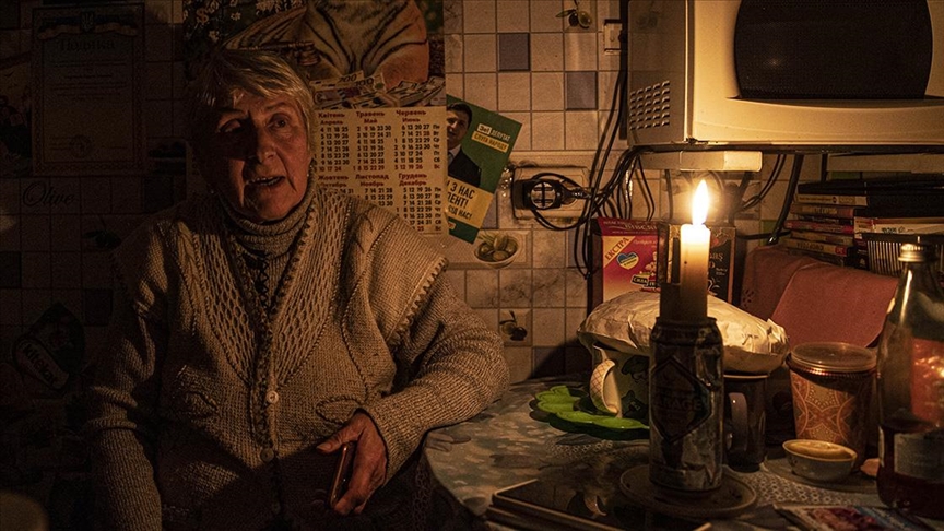 Ukrayna'da elektrik kesintilerinin sürdüğü bölgelerde halk mumla aydınlanıyor