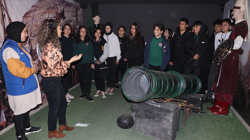 Okulda öğrendikleri bilgileri "Tarihe Açılan Odalar"da pekiştiriyorlar