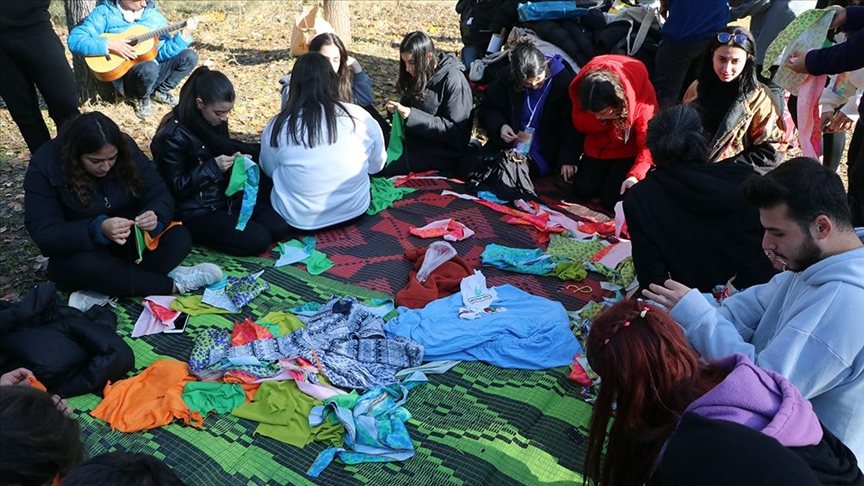Edirne'de öğrenciler sahipsiz hayvanlar için atık kumaşlardan battaniye yaptı