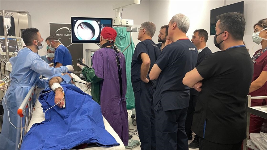 Kocaeli'de gastroenterolojideki yeni teknikler, canlı yayınla Antalya'daki doktorlara gösterildi