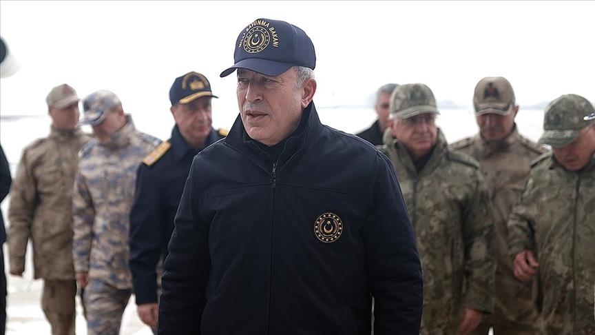 وزير الدفاع التركي يتفقد الوحدات العاملة على الحدود مع العراق